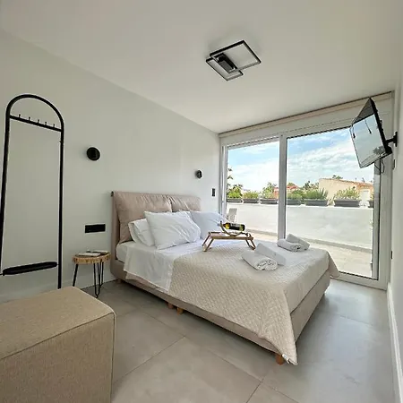 Step One | Luxury Right In The Heart Of Acropolis Next To Metro Station דירה
